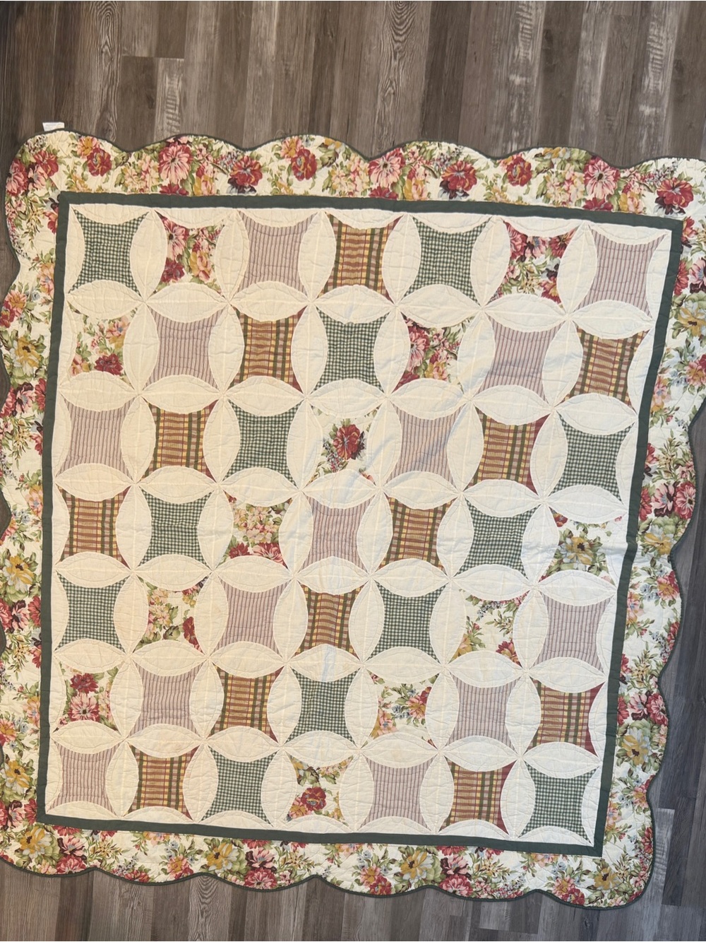 Vintage Floral Patchwork Cathedral Window Scalloped Cottage-core Twin Quilt